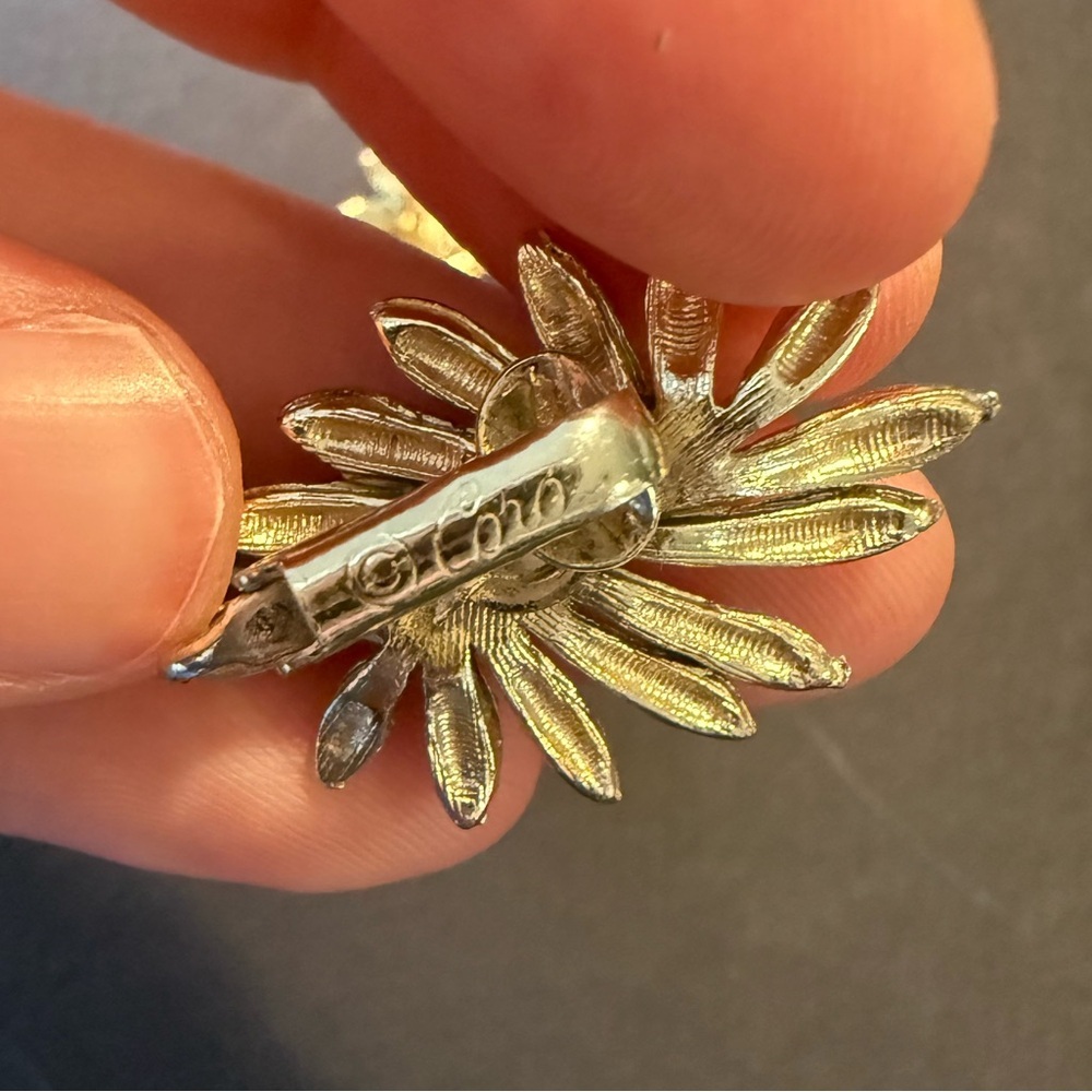 Vintage Coro 1960s Gold Tone Clip On Earrings - Picture 3 of 6